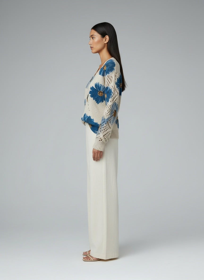 Side profile of the model wearing Annelies™ | Elegante Pullover mit Blumenmuster