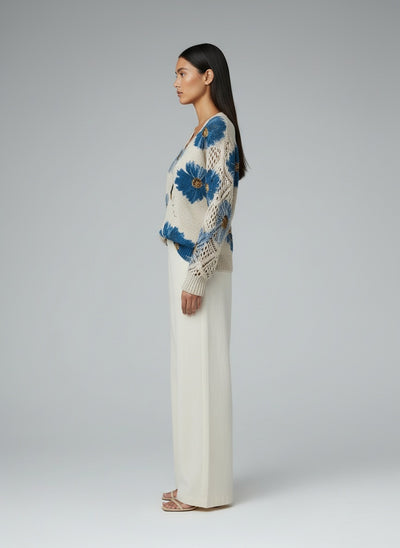 Side profile of the model wearing Annelies™ | Elegante Pullover mit Blumenmuster