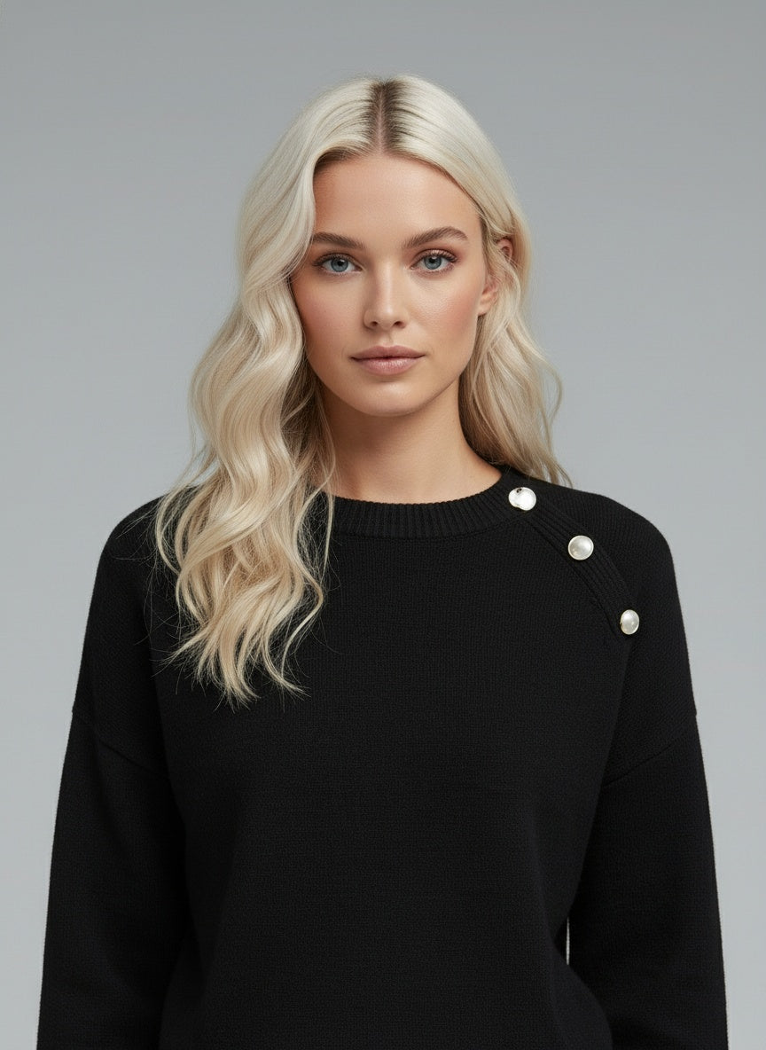 Close-up of the model wearing Elise | Zeitlose Elegante Pullover