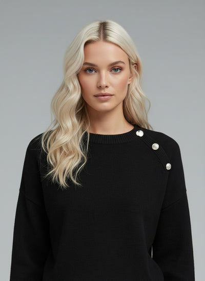 Close-up of the model wearing Elise | Zeitlose Elegante Pullover