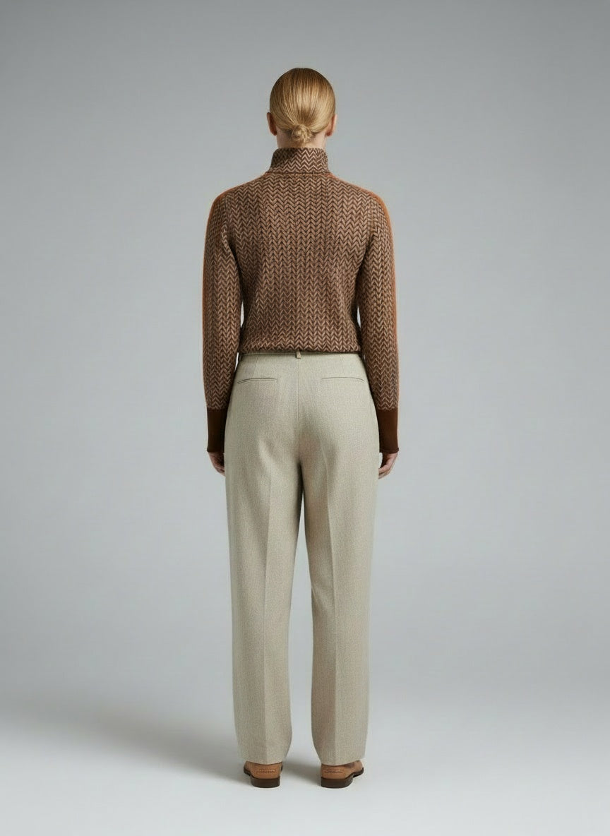 Back pose of the model wearing Elina™ | Pullover mit Stehkragen & markanten Kontraststreifen