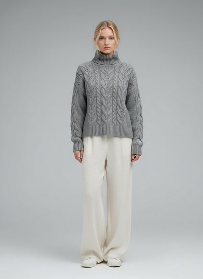 Full body view of the model wearing Amelia | Elegante gestrickte Rollkragenpullover