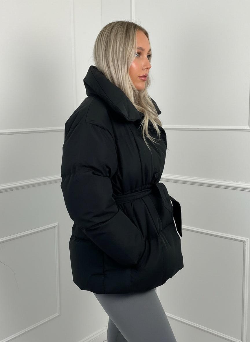 Side profile of the model wearing Elina™ | Gesteppte Kurzjacke mit Taillengürtel
