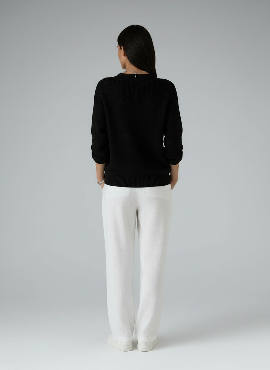 Back pose of the model wearing Noor | Pullover mit V-Ausschnitt