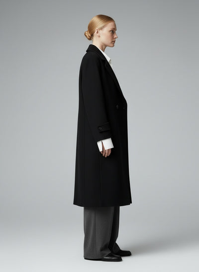 Side profile of the model wearing Isabelle Hart™ | Raffinierter Mantel