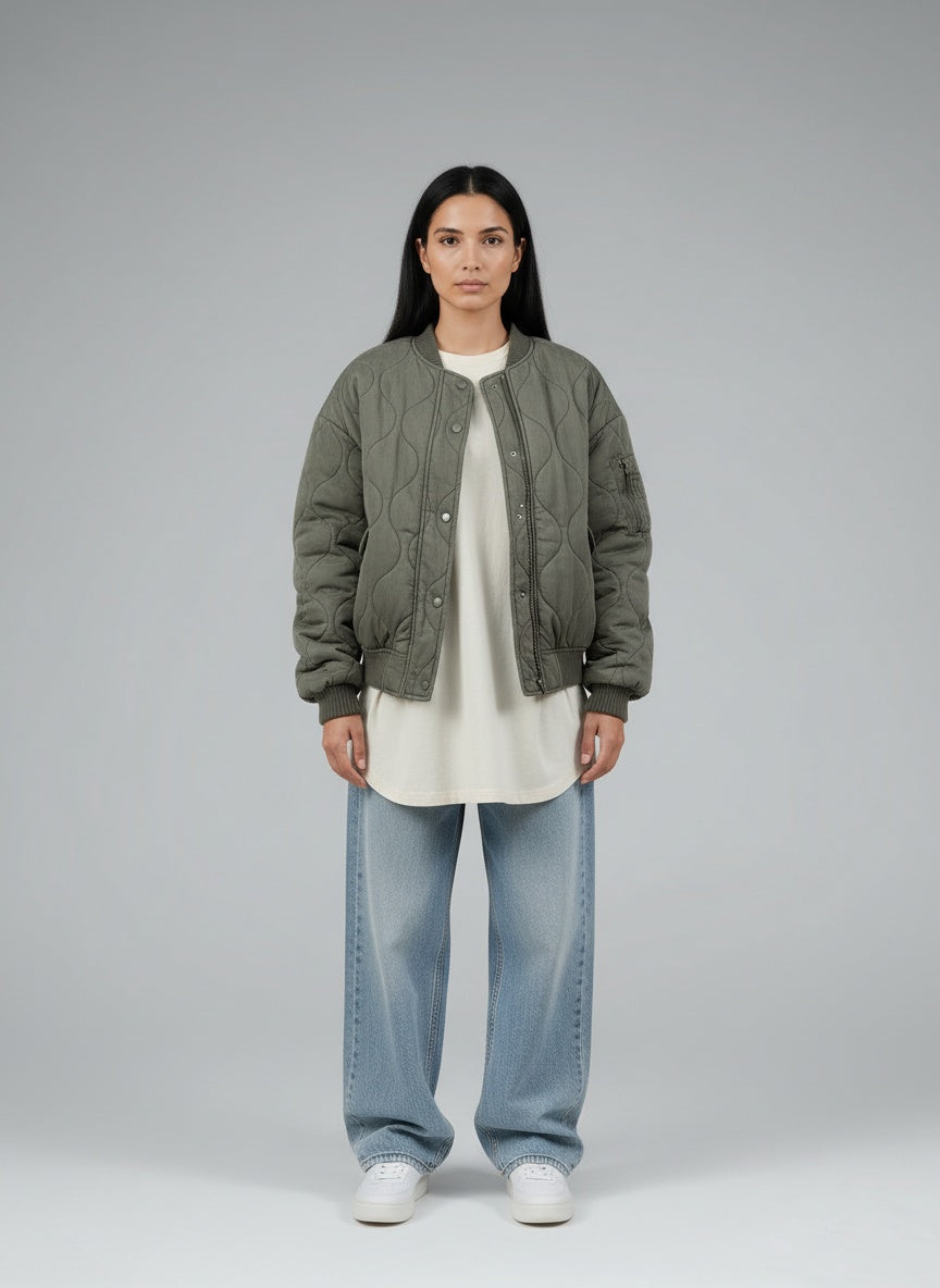 Full body view of the model wearing Selvia | Gepolsterte Bomberjacke