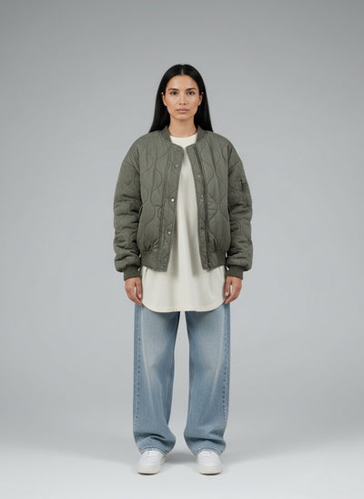 Full body view of the model wearing Selvia | Gepolsterte Bomberjacke