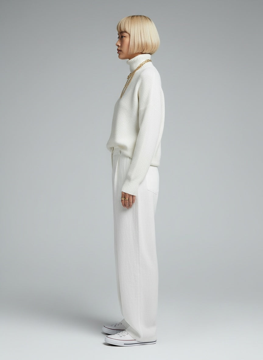 Side profile of the model wearing Yvonne™ | Eleganter und warmer Pullover