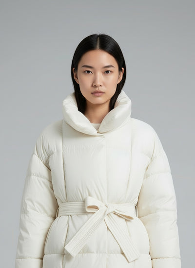 Close-up of the model wearing Anneliese | Steppjacke mit Gürtel