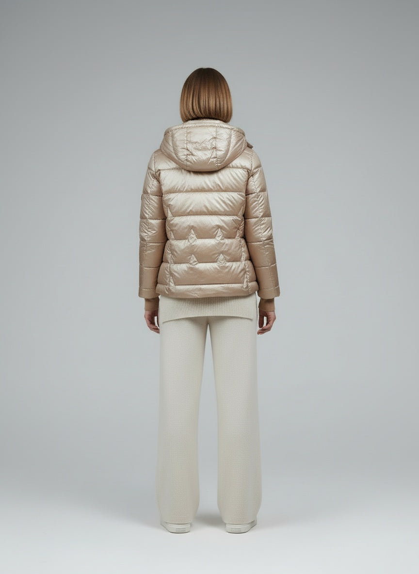 Back pose of the model wearing Moriva™ | Gepolsterte Winterjacke