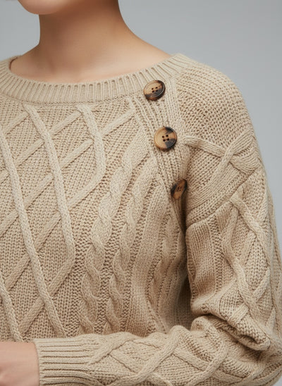 Detail shot of Lotte | Edle Kabelzugstrick-Winterpullover