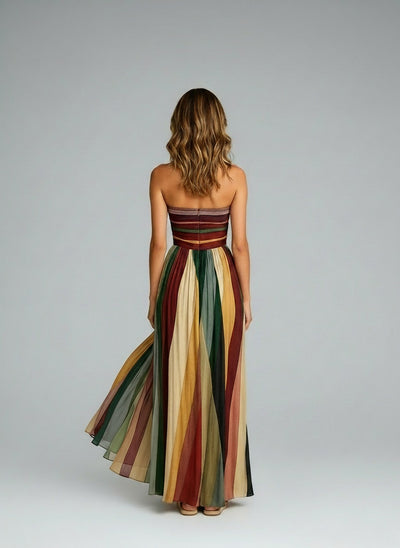 Back pose of the model wearing Flora™ – Langes Kleid aus Premiumstoff