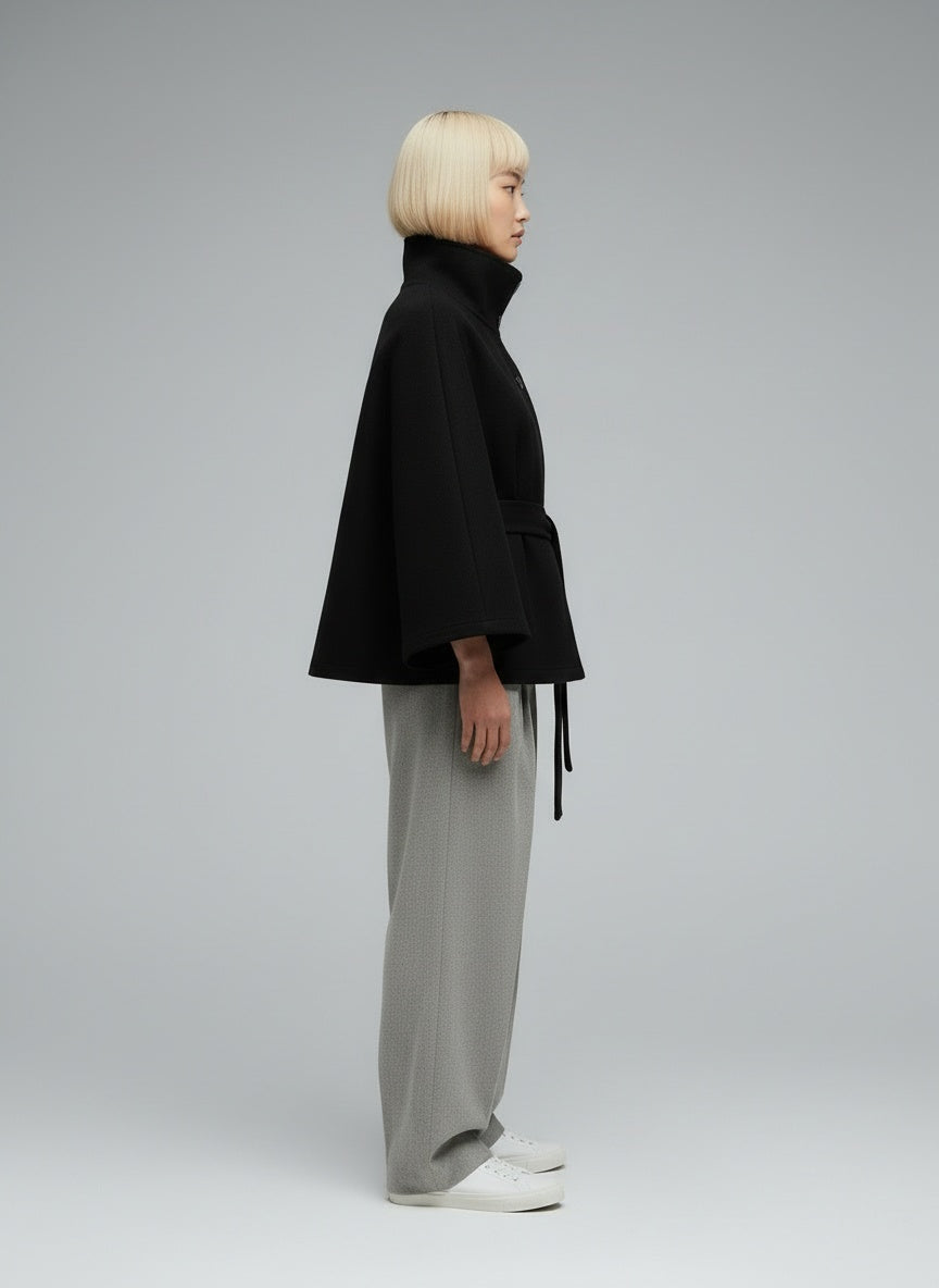 Side profile of the model wearing Lara™ | Cape-Mantel mit Taillengürtel & Stehkragen