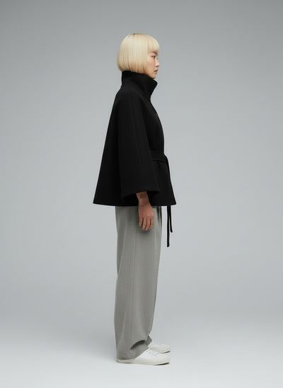 Side profile of the model wearing Lara™ | Cape-Mantel mit Taillengürtel & Stehkragen