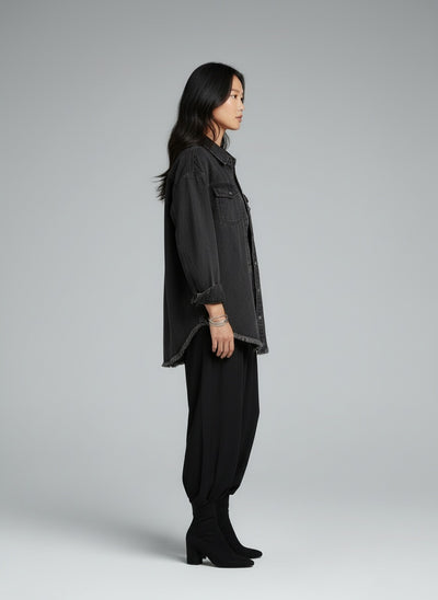 Side profile of the model wearing Helene™ | Zeitlose Jeansjacke für jeden Tag