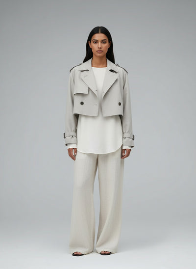 Full body view of the model wearing City Sleek | Stadtrischer Trenchcoat