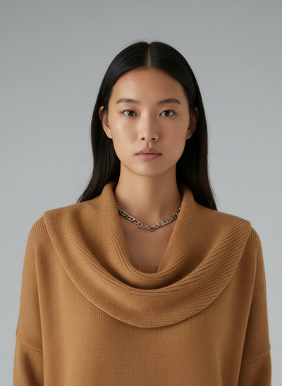 Close-up of the model wearing Eliza | Pullover mit Kragen