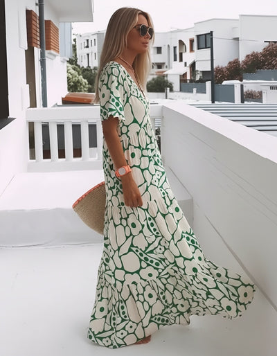 Side profile of the model wearing Christine | Leichte und fließende Sommerkleid