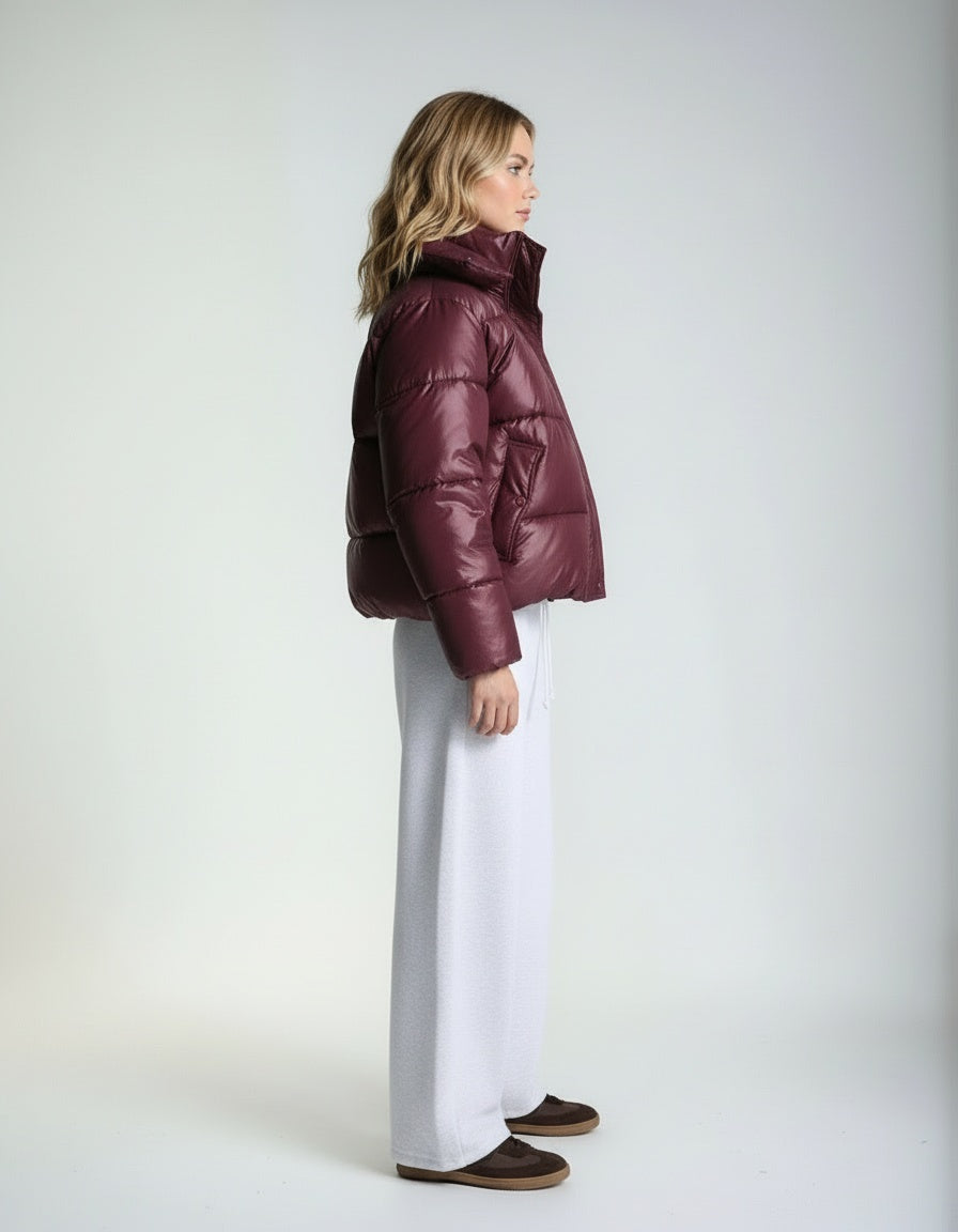 Side profile of the model wearing Mina Puffer Jacke