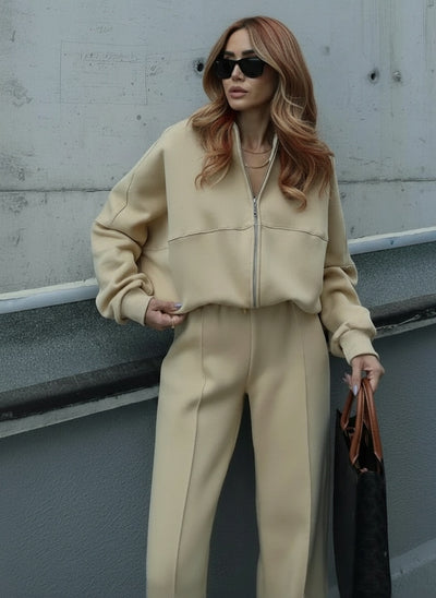 Back pose of the model wearing Nele | Comfy Set