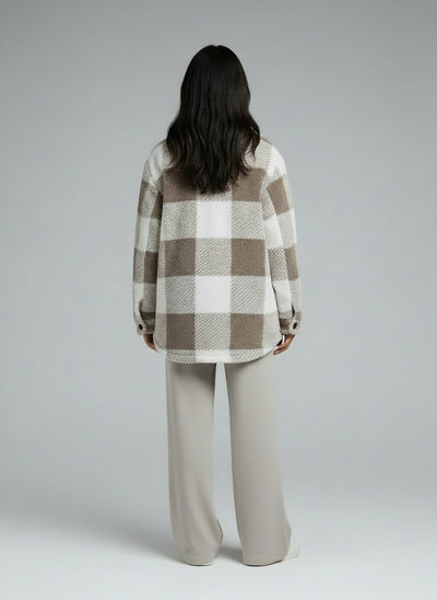 Back pose of the model wearing Emilia™ | Karierte Herbstjacke