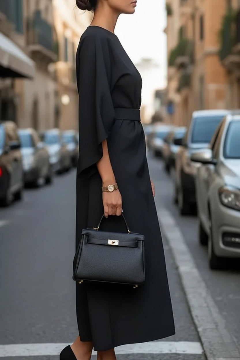 Side profile of the model wearing Cyvion - Zeitloses, Elegantes Kleid mit Raffinierten Details