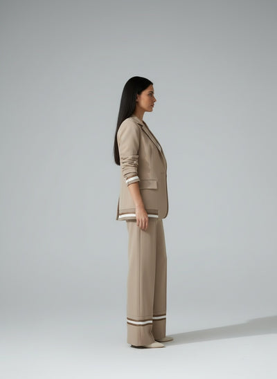 Side profile of the model wearing StadsEssenza™ | Lounge-Set