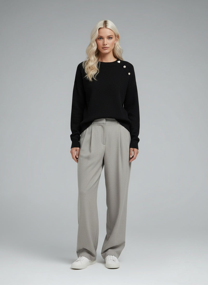 Full body view of the model wearing Elise | Zeitlose Elegante Pullover