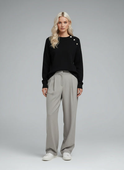 Full body view of the model wearing Elise | Zeitlose Elegante Pullover