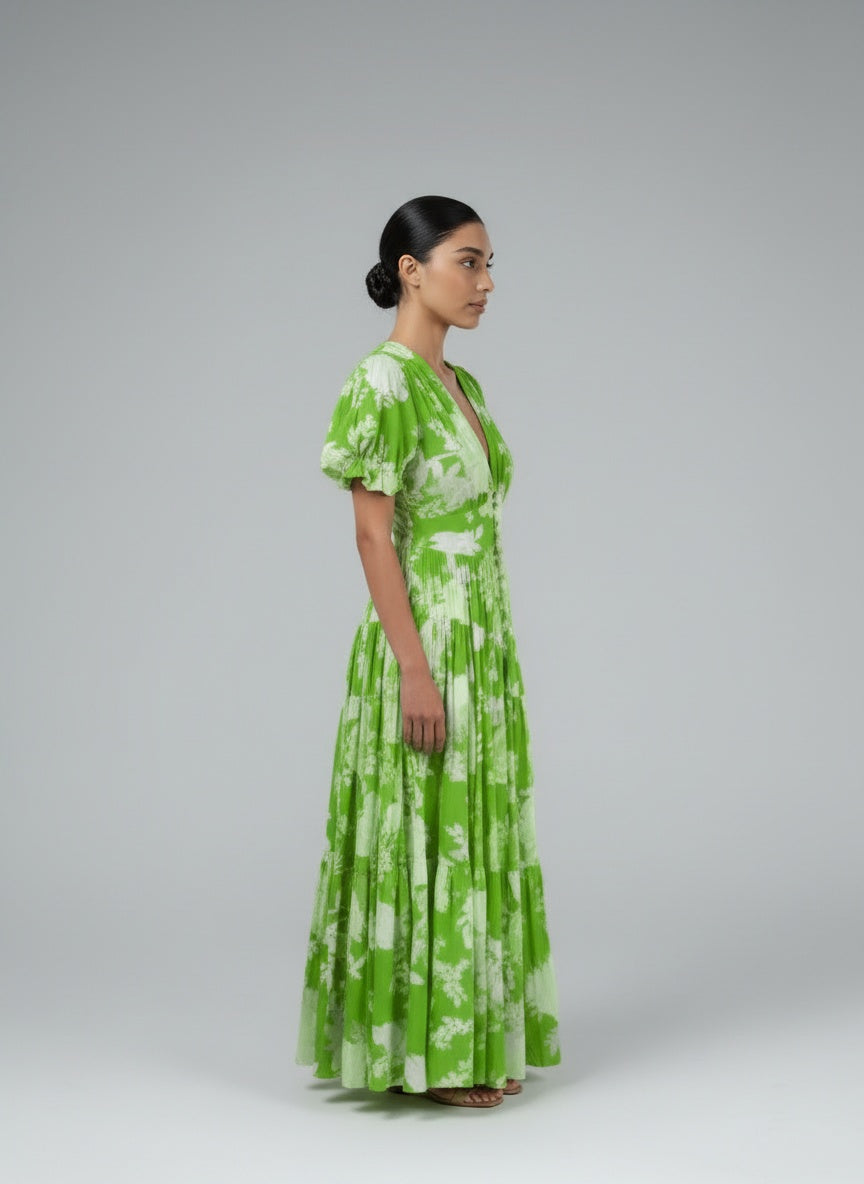 Side profile of the model wearing Carine | Kleid mit V-Ausschnitt und Blumenmuster