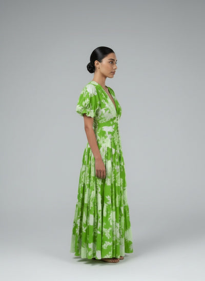 Side profile of the model wearing Carine | Kleid mit V-Ausschnitt und Blumenmuster