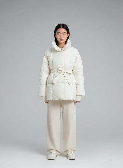 Full body view of the model wearing Anneliese | Steppjacke mit Gürtel