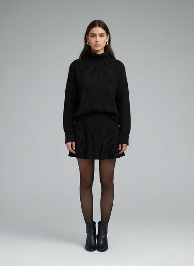 Full body view of the model wearing Elena | Gemütliches Set