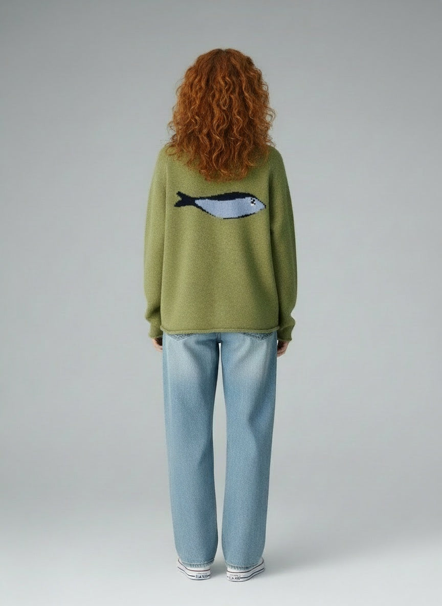 Back pose of the model wearing Olive Strick-Fischerpullover