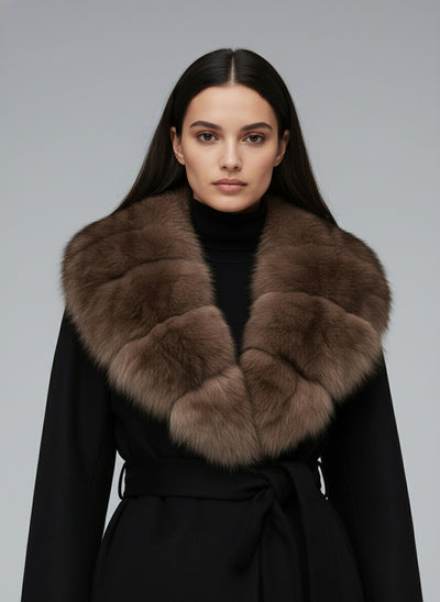 Close-up of the model wearing Helene | Fellkragen Jacke