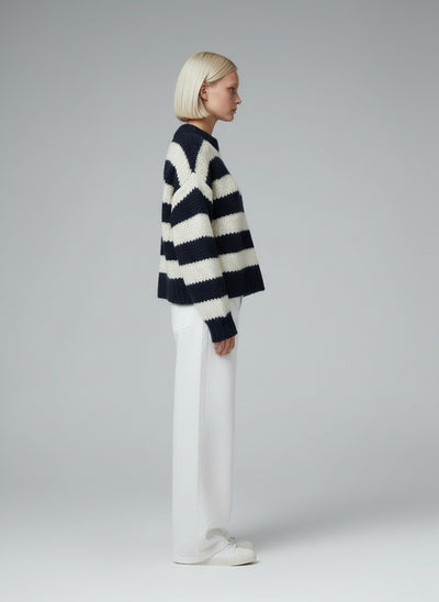 Side profile of the model wearing Liora | Strickpullover