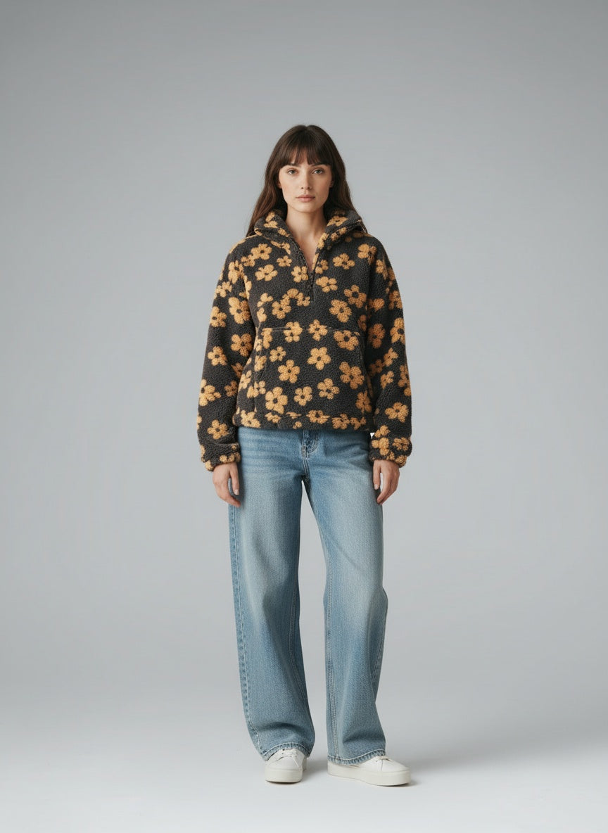 Full body view of the model wearing Daisy | Geblümter Warmer Fleecepullover