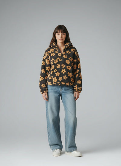 Full body view of the model wearing Daisy | Geblümter Warmer Fleecepullover