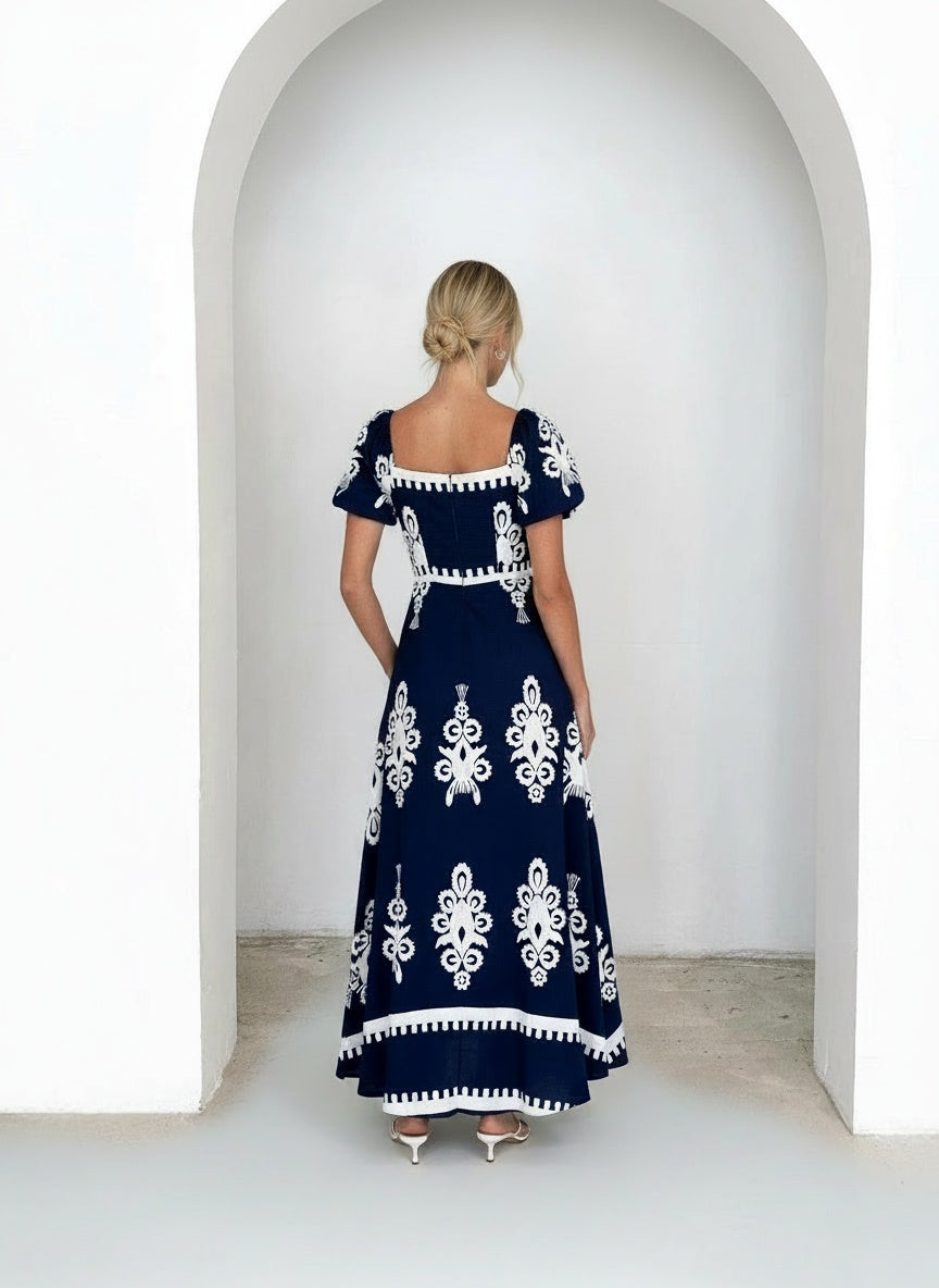 Back pose of the model wearing Viraelis - Geregen Elegante Jurk