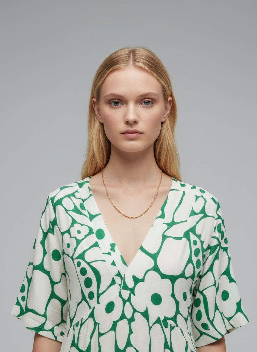 Close-up of the model wearing Christine | Leichte und fließende Sommerkleid