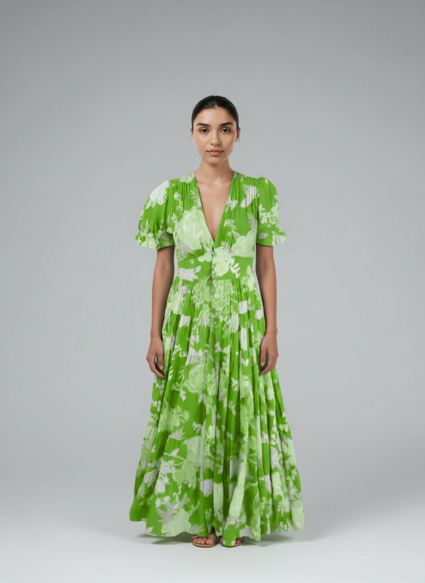 Full body view of the model wearing Carine | Kleid mit V-Ausschnitt und Blumenmuster