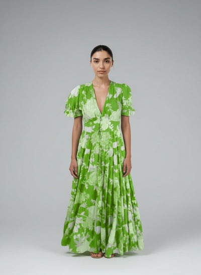 Full body view of the model wearing Carine | Kleid mit V-Ausschnitt und Blumenmuster