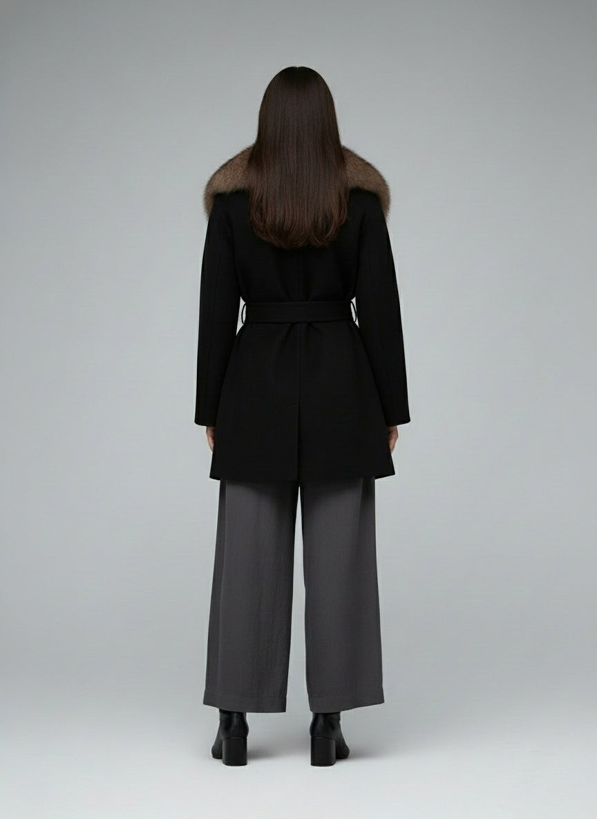 Back pose of the model wearing Helene | Fellkragen Jacke