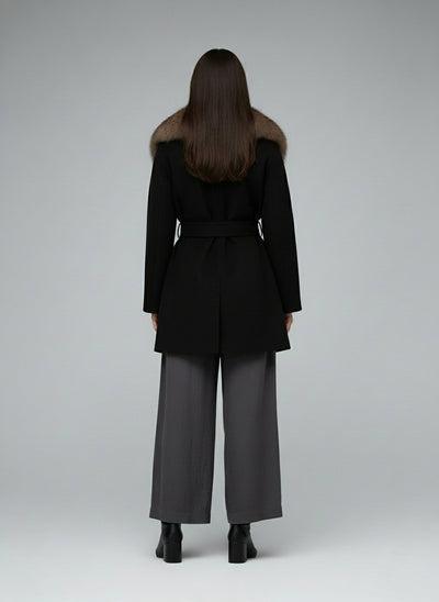 Back pose of the model wearing Helene | Fellkragen Jacke