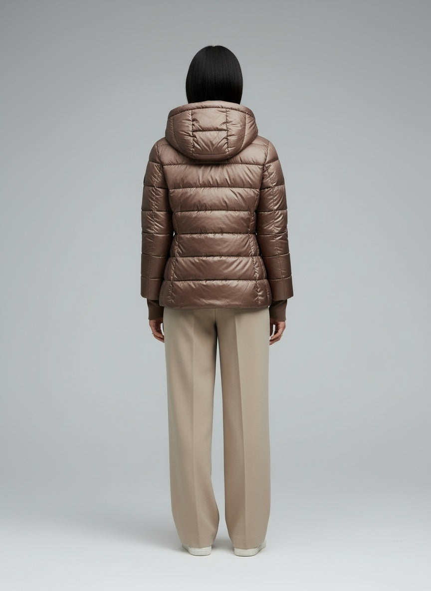 Back pose of the model wearing Moriva - Herbstjacke Damen mit Kapuze