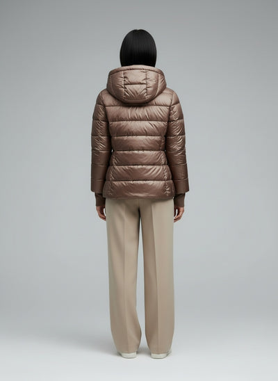 Back pose of the model wearing Moriva - Herbstjacke Damen mit Kapuze