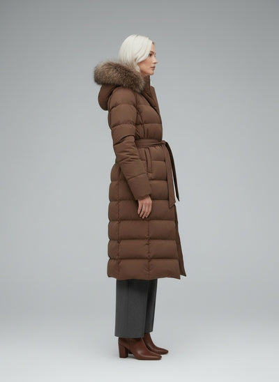 Side profile of the model wearing Zita Kapuzen Parker