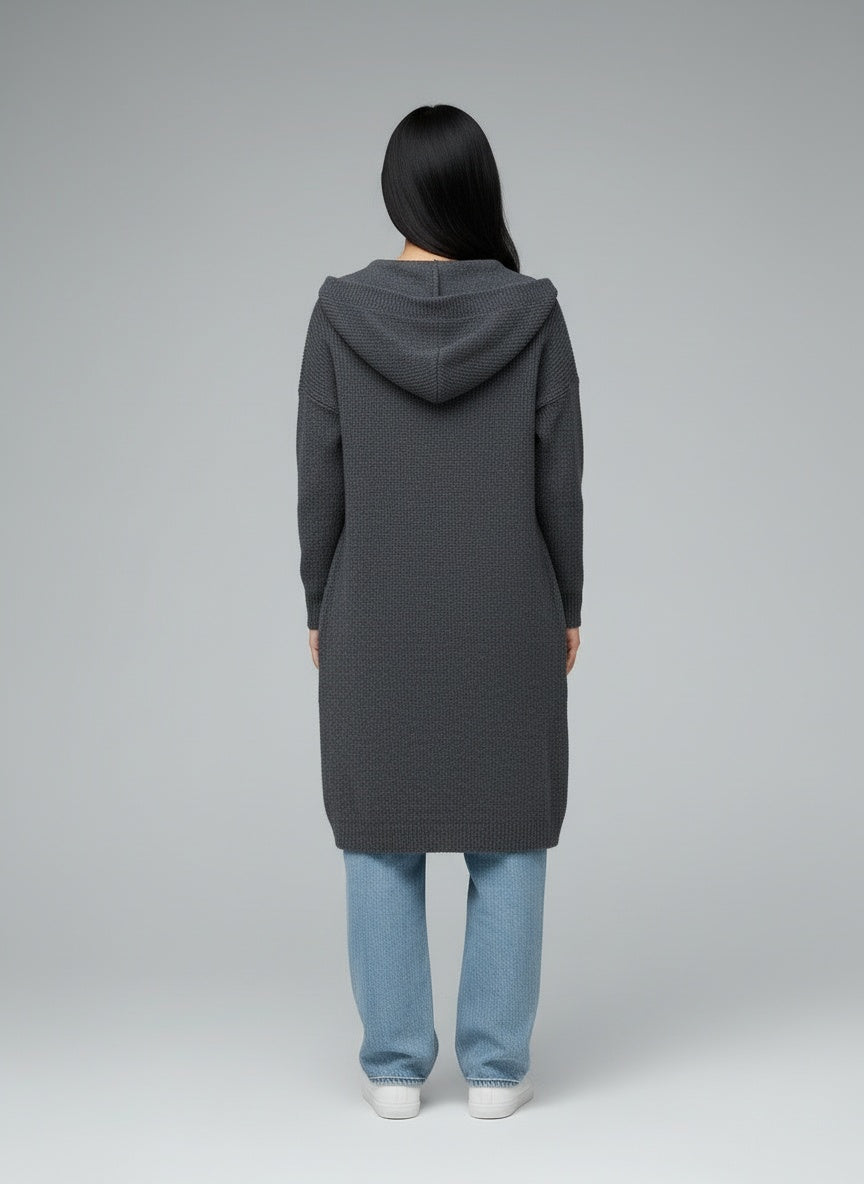 Back pose of the model wearing Saga™ | Elegante lange Strickjacke