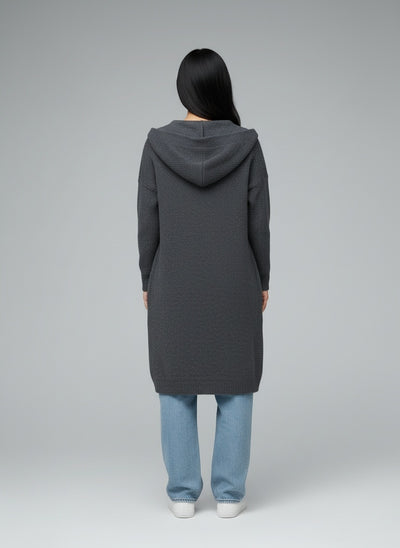 Back pose of the model wearing Saga™ | Elegante lange Strickjacke