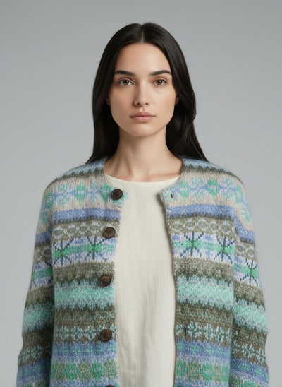 Close-up of the model wearing Lotte | Blauer Pullover mit Print